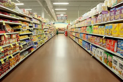 Indícame el camino a la tienda de alimentos más cercana