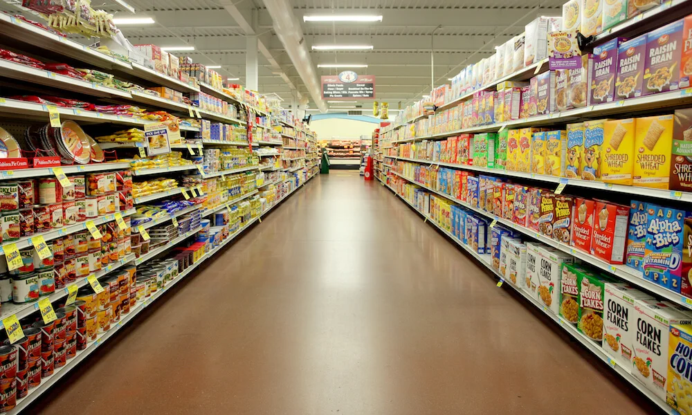Indícame el camino a la tienda de alimentos más cercana